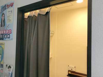 障害者のプライバシーためのトイレのカーテン